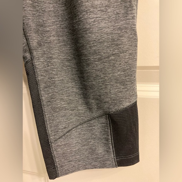 Under Armour Women’s Sport Crop Pants Capris Carbon Heather/ Graphite XS - Picture 3 of 5